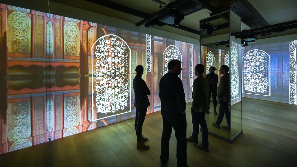 Gäste schauen sich die Sonder-Ausstellung „Buchstäblich Luther“ in Wittenberg an.
