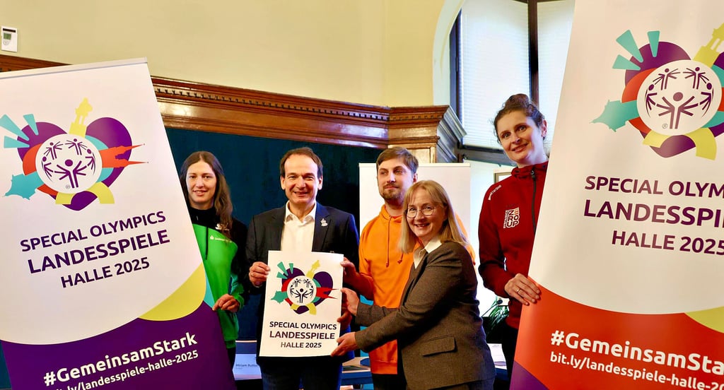 Landesspiele der Special Olympics Sachsen-Anhalt 2025: Athletin Miriam Butkereit, Andreas Silbersack, Vizepräsident von Special Olympics Deutschland, Athletensprecher Martin Köhler, die Beigeordnete Judith Marquardt und Athletin Romy Bär (von links) präsentieren das Logo.