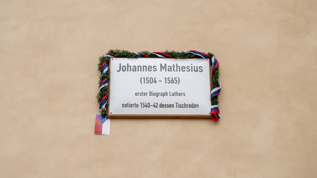 Die neue Gedenktafel für Johannes Mathesius reiht sich am Augusteum in Wittenberg zu drei weiteren Tafeln für bedeutende Persönlichkeiten der Reformationsgeschichte.