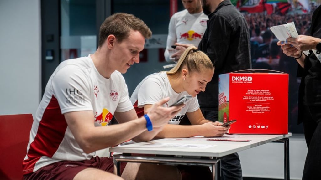 Auch RB-Profi Lukas Klostermann (vorne) ließ sich registieren.