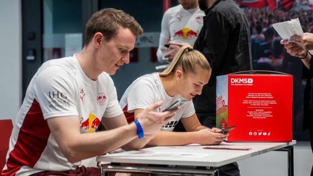 Auch RB-Profi Lukas Klostermann (vorne) ließ sich registieren.