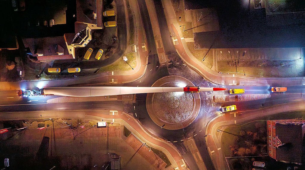 Enorme Länge: Eines der Rotorblätter passiert den Kreisverkehr der B 87 in der Nachbarkreisstadt Herzberg.