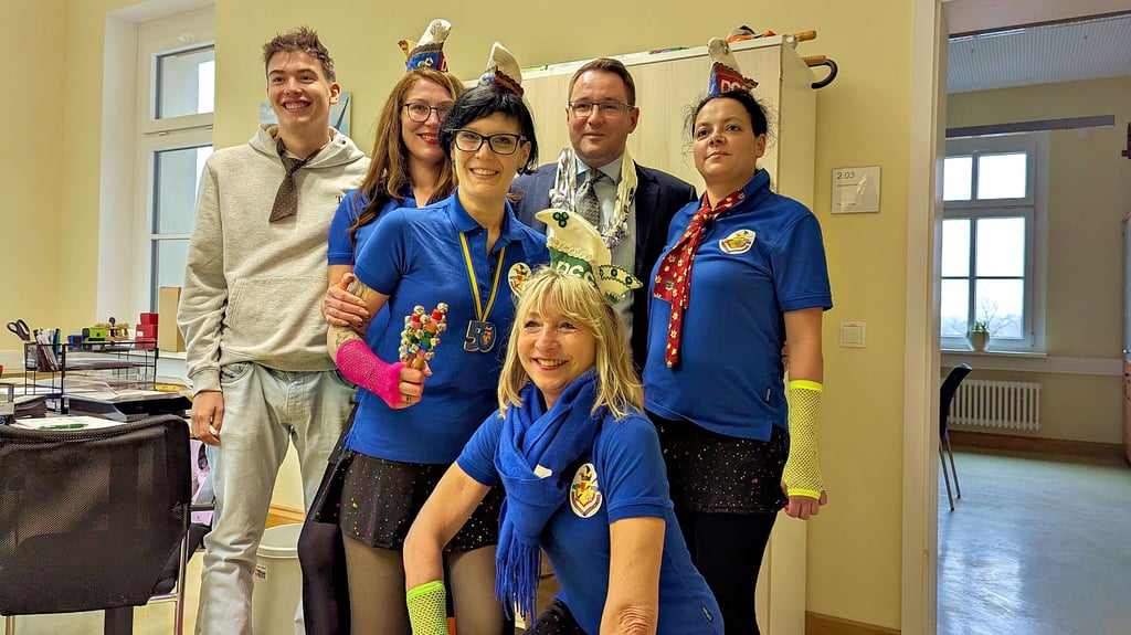 Bad Dürrenbergs Bürgermeister Christoph Schulze bekam das erste Mal an Weiberfastnacht Besuch im Rathaus.