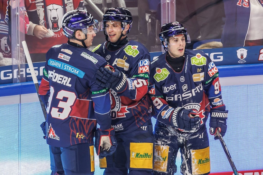 Dank der Tore von Leonhard Pföderl (l) und Ty Ronning (r) siegen die Berliner in München.