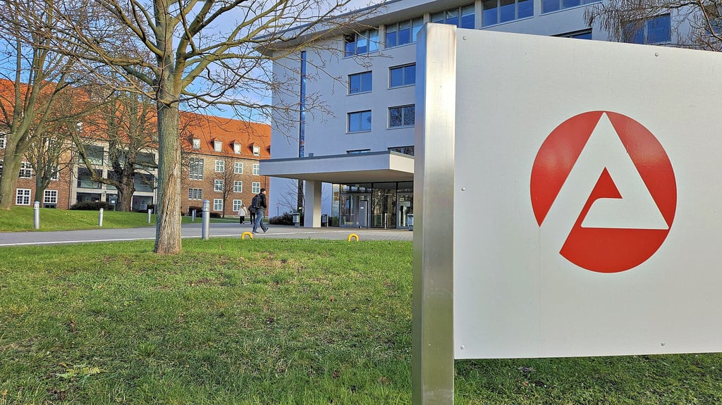 Die Agentur für Arbeit Sachsen-Anhalt Nord hat ihren Sitz in der Hohepfortestraße in der nördlichen Altstadt. Hier der Blick auf den Eingang und ein Schild.
