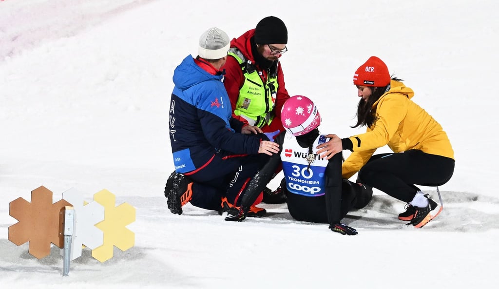 Luisa Görlich musste nach ihrem Sprung behandelt werden.