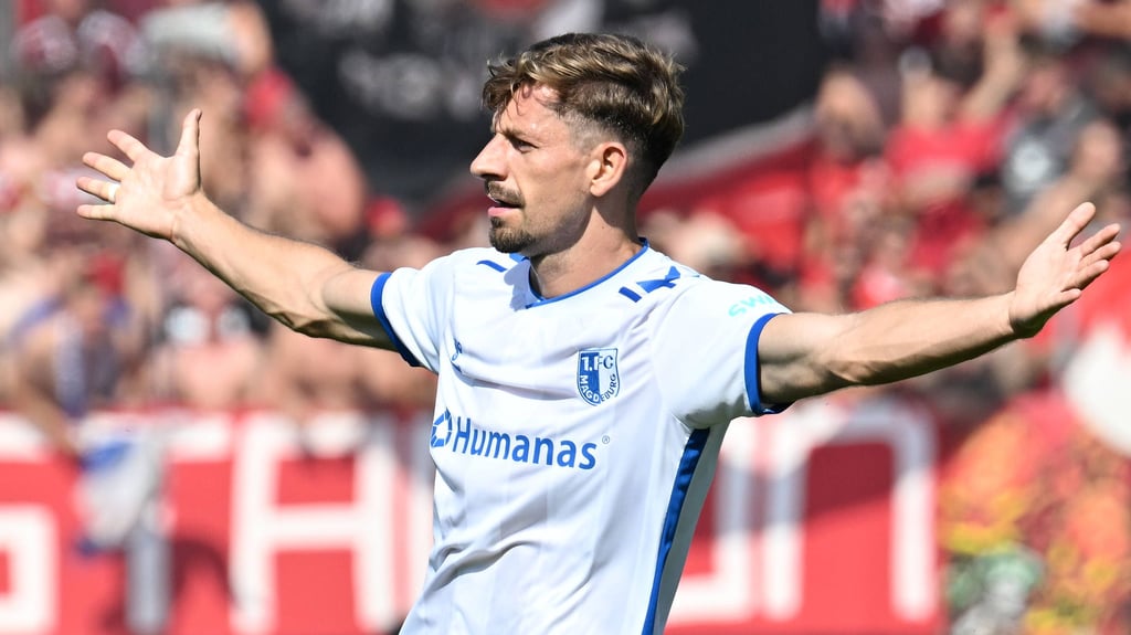 FCM-Spieler Alexander Nollenberger bejubelt sein Traumtor gegen den 1. FC Nürnberg im Sommer 2024.