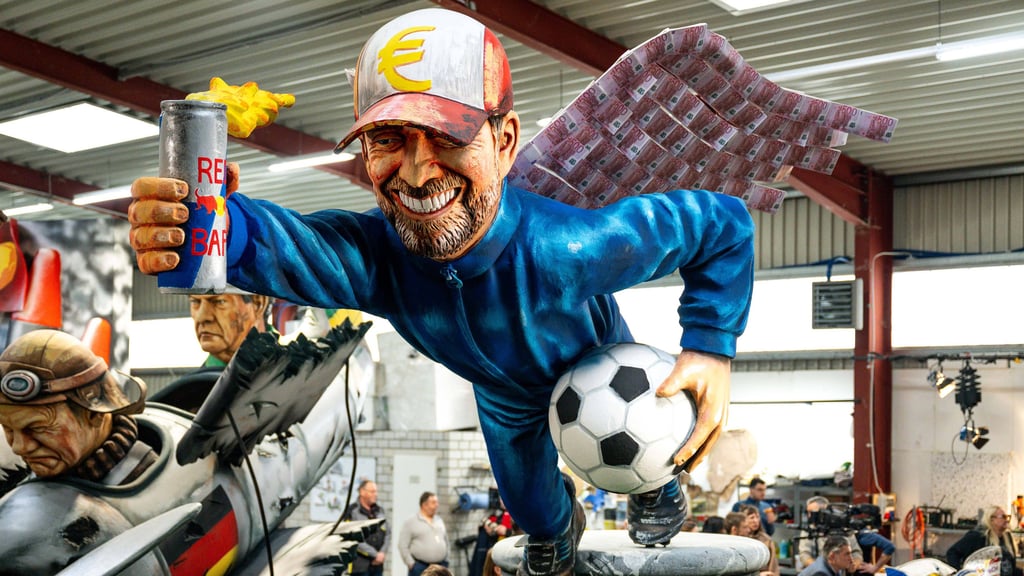 Jürgen Klopp scheint auf diesem Wagen vom Sockel zu stürzen.