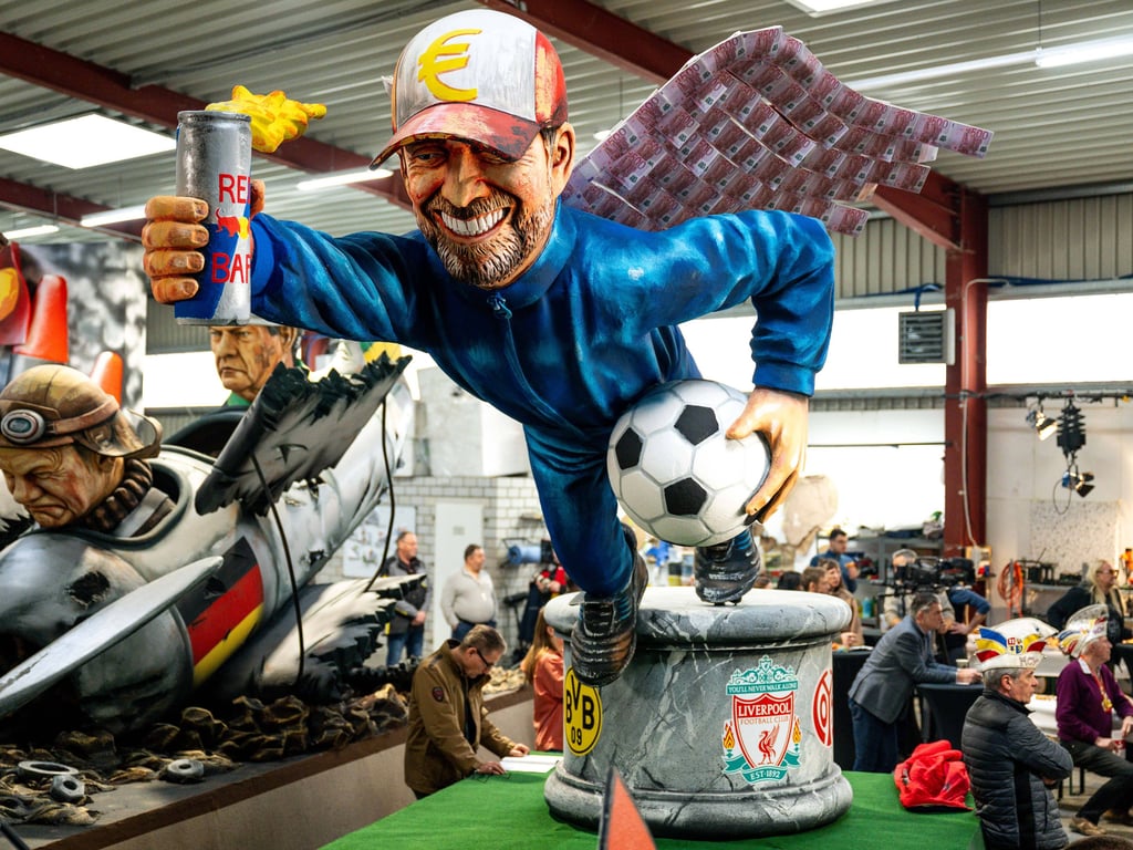 Jürgen Klopp scheint auf diesem Wagen vom Sockel zu stürzen.