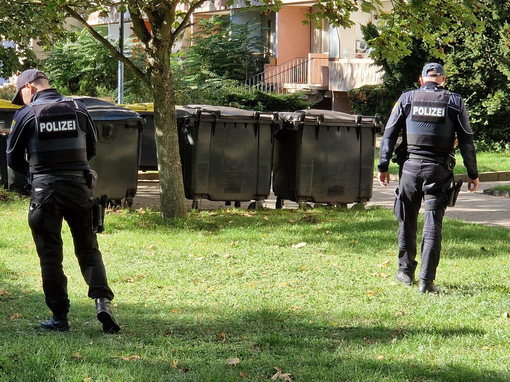Die Polizei hat sich nach der Bluttat in Burg auf Spurensuche rund um den Südring begeben.