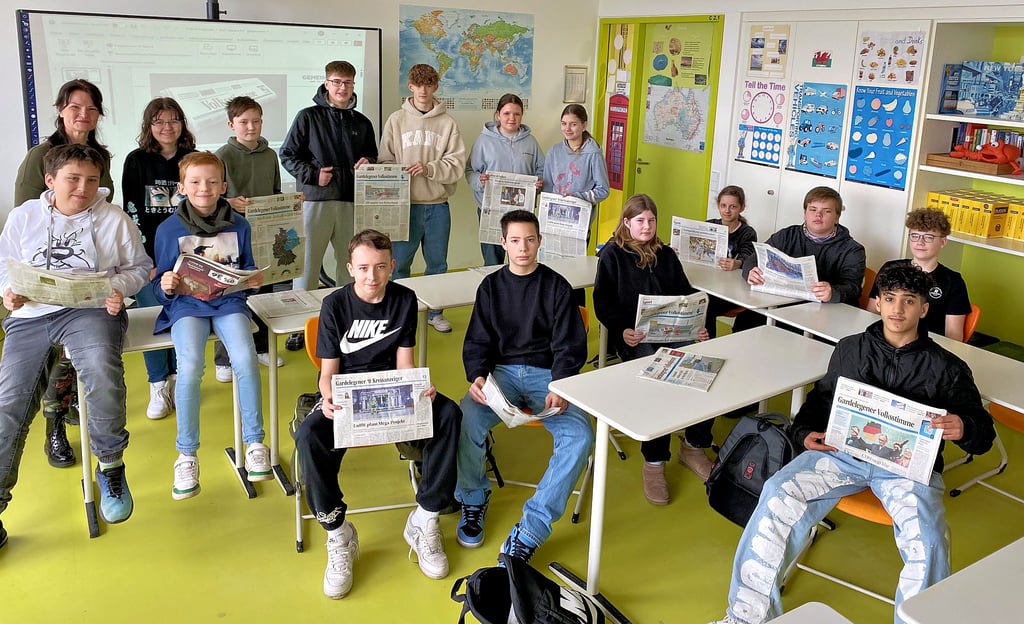 Unter anderem die 7b der Gardelegener Karl-Marx-Schule – mit ihrer Lehrerin Uta Preuß (hinten links) – beteiligte sich am Projekt Medienklasse der Volksstimme. Deshalb gab es in dieser Woche Besuch aus der Redaktion.