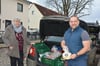 „AllesRetter“-Vereinsvorsitzende Sybille Matthes mit Falko Werner bei einem Termin in Schönebeck. Hier entluden sie den bis zur Kante mit Baumkuchen gefüllten Kofferraum. Der Verein setzt sich gegen Lebensmittelverschwendung ein.