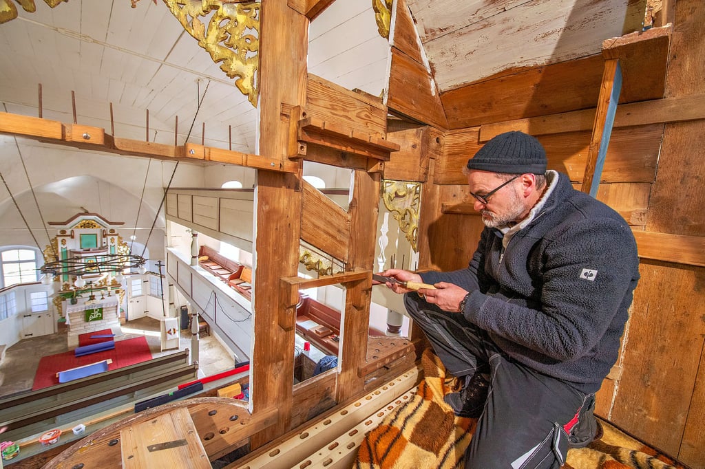 Der hallesche Orgelbauer Thorsten Zimmermann saniert seit vergangenem Herbst die Orgel in der Kirche zu Almrich. Bis Ende März sollen die Arbeiten abgeschlossen sein.