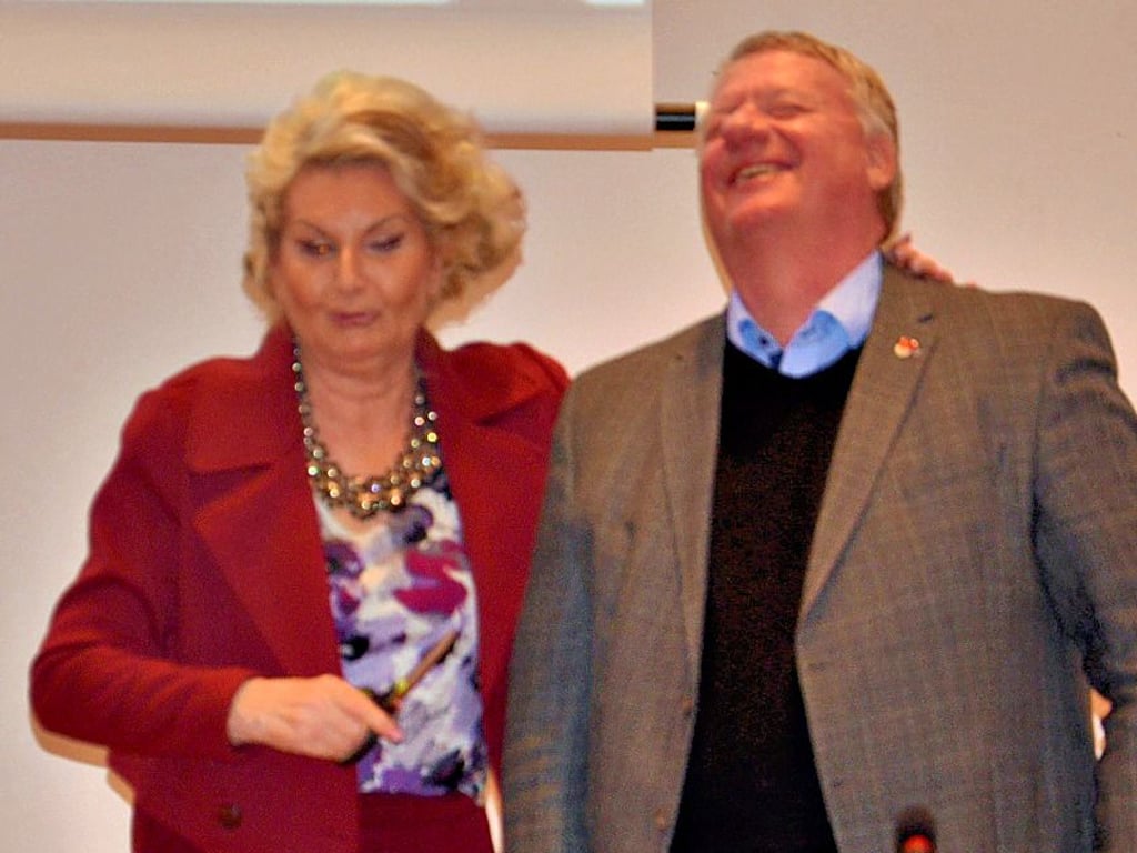 Vize-Stadtratsvorsitzende Margit Kietz holt symbolisch die Schere raus. Bürgermeister René Zok hat keinen Schlips um.