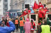 Die Festwagen rollen beim Rosenmontagsumzug durch die Innenstadt von Halle.