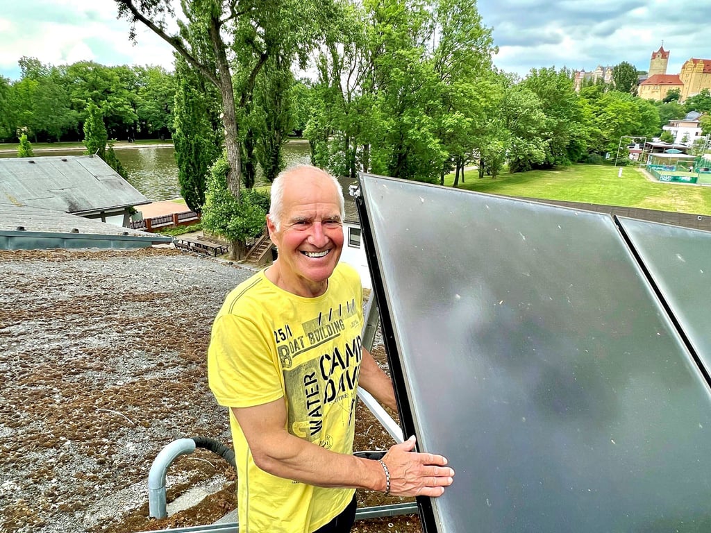 Gerhard Hartkopf auf dem Dach seines zweiten Wohnzimmers, dem Bernburger Ruderhaus.