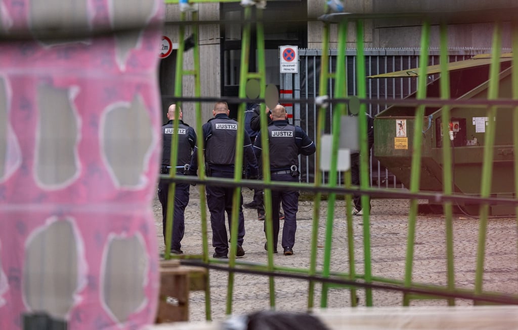 Justizbeamte stehen im Innenhof des Amtsgerichts Bielefeld, wo ein Tatverdächtiger nach Schüssen am Landgericht dem Haftrichter vorgeführt wurde.