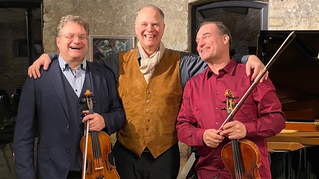 Sie freuen sich schon auf das Konzert: Marco Reiß (Violine), Frank Wasser (Klavier) und Raimund Eckertz (Viola, v. li.).