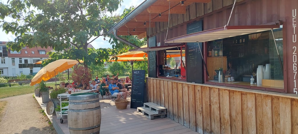 Der Kiosk ist der Mittelpunkt des Lebens am Weinberg, die Aufmerksamkeit gilt aber oft den Künstlern auf der Bühne.