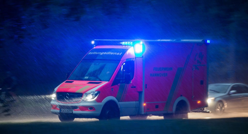 In einer Kurve stößt ein Autofahrer mit Fahrzeugen aus dem Gegenverkehr zusammen und wird dabei schwer verletzt. (Symbolbild)
