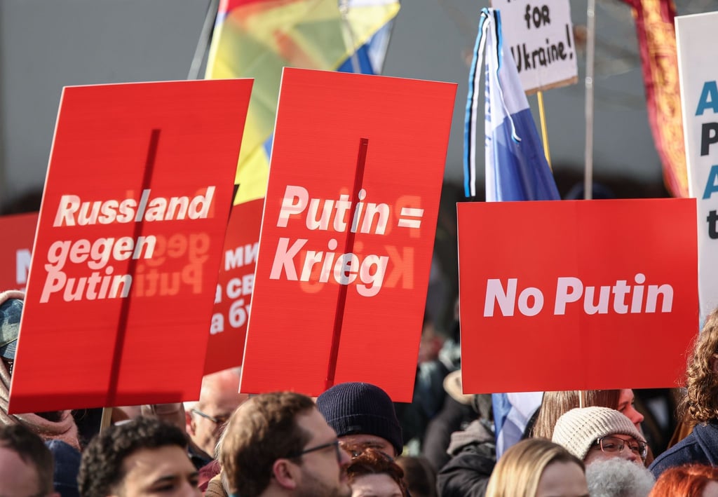 Klare Abgrenzung gegen Putin - die Demonstranten in Berlin kritisierten den russischen Präsidenten deutlich für den Krieg gegen die Ukraine.
