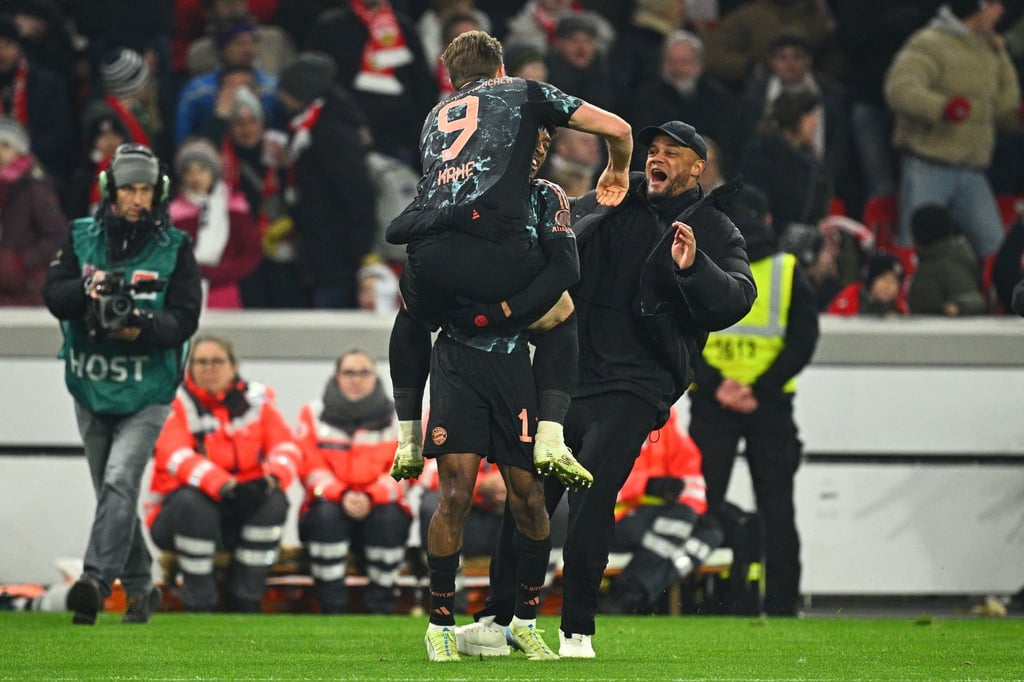 Ausgelassener Jubel: Die Bayern und Trainer Vincent Kompany (r) beim 3:1 in Stuttgart.