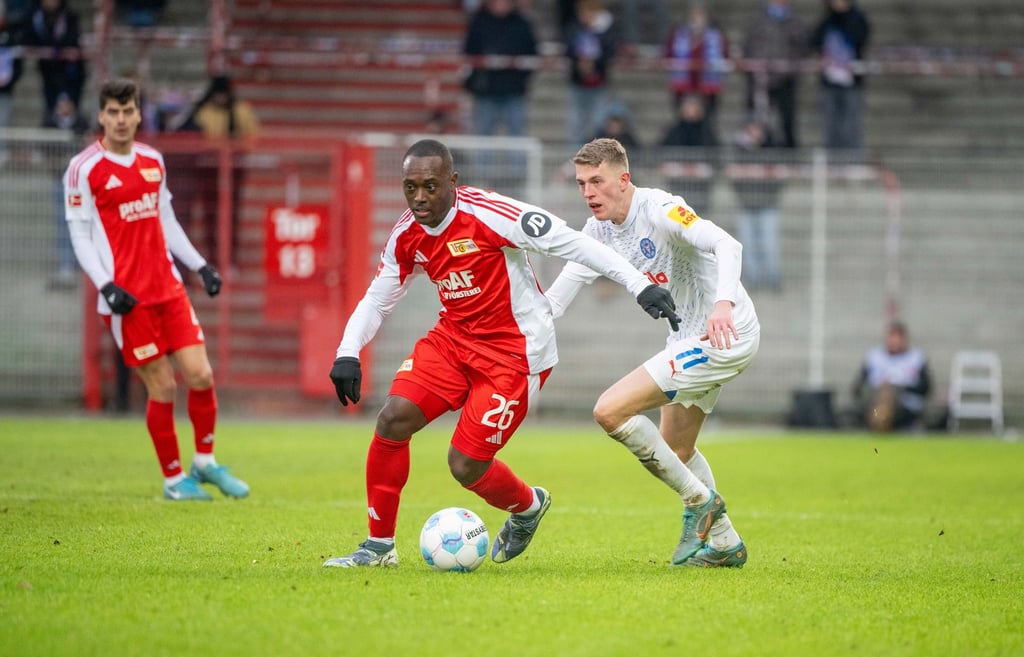 Bereits Anfang Januar trafen Union mit Jerome Roussillon (l) und Holstein Kiel mit Alexander Bernhardsson in einem Testspiel aufeinander.