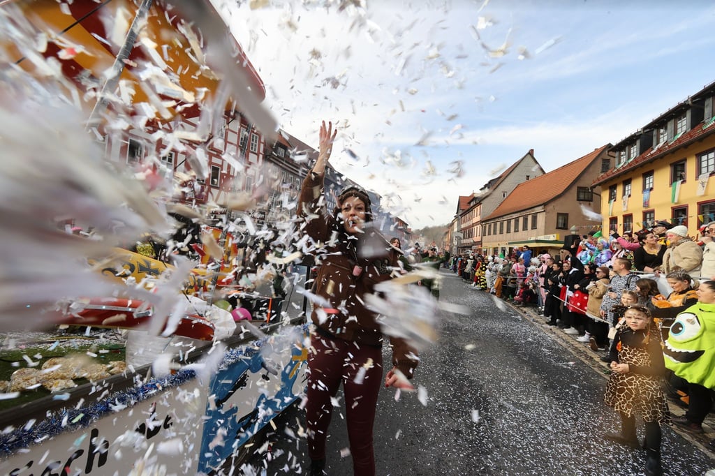 Dutzende Faschingsumzüge ziehen am Wochenende durch Thüringen, der bekannteste ist der in Thüringens närrischer Hochburg Wasungen. (Archivbild)
