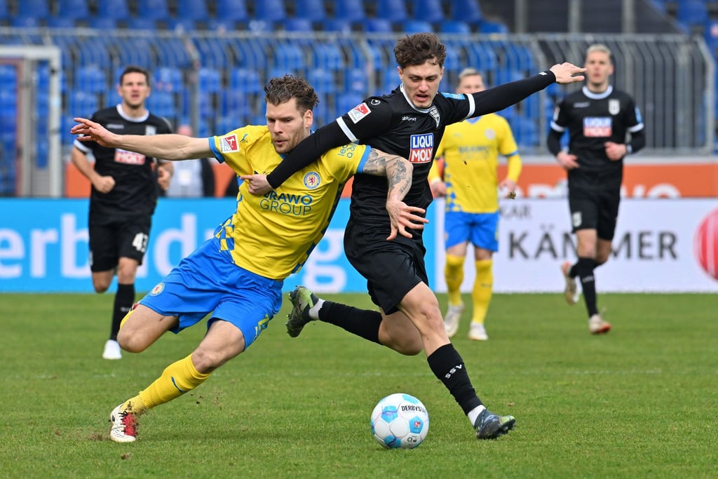 Laufduell zwischen Ulms Maurice Krattenmacher (r) und dem Braunschweiger Kevin Ehlers.