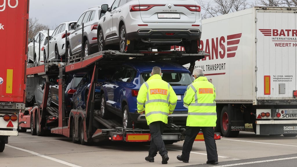Die Polizei kontrolliert in Sachsen-Anhalt eine Woche lang verstärkt Lkw und Busse.