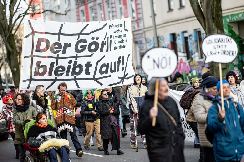 Klare Botschaft der Demonstranten: Von den Plänen des schwarz-roten Senats, den Görlitzer Park nachts zu verschließen, halten sie nichts.