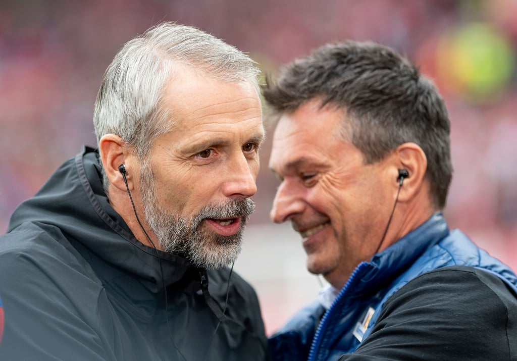 Leipzigs Trainer Marco Rose (l) begrüßt den Mainzer Sportvorstand Christian Heidel. Rose erinnert sich gerne an die Mainzer Zeiten zurück.