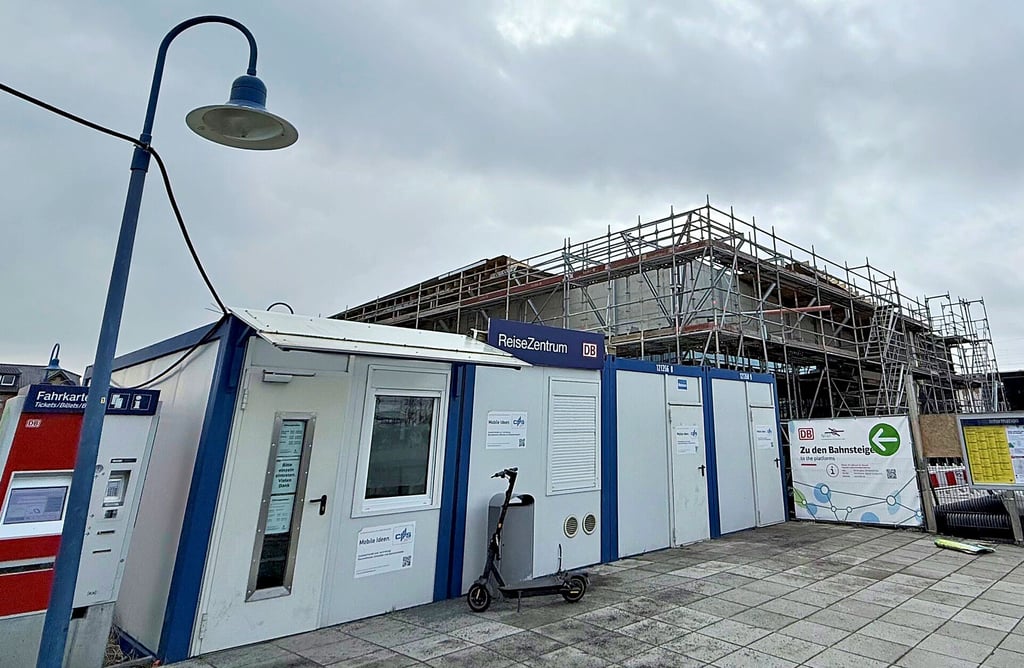 Vor dem künftigen Empfangsgebäude steht neben dem Fahrkartenautomaten seit Beginn der Bauarbeiten ein Doppelcontainer mit Reisezentrum und Warteraum. Letzterer ist auch nachts geöffnet.