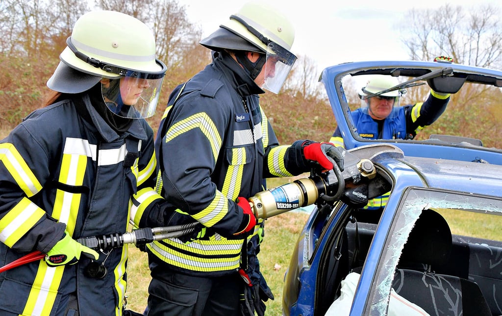 Beim Truppmannlehrgang der Feuerwehr in Havelberg lernen die künftigen Aktiven im Bereich Technische Hilfeleistung, wie sie mit dem hydraulischen Schneidwerkzeug umgehen müssen.