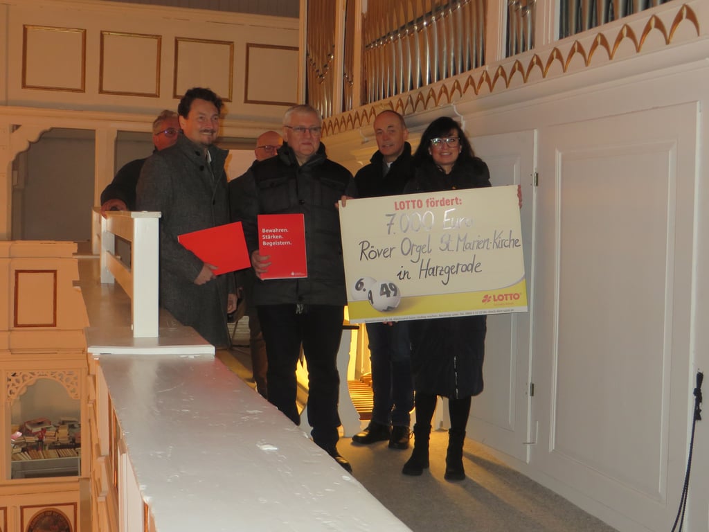Scheckübergabe in der Kirche: Sparkassenstiftung, Harzsparkasse und Lotto unterstützen die Orgelrestaurierung. 