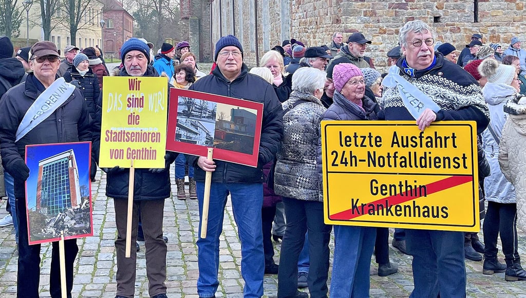 Genthiner Vertreter von Stadtseniorenbeirat und Medizinausschuss nahmen im Februar an einer Mahnwache für die Gesundheitsversorgung teil.