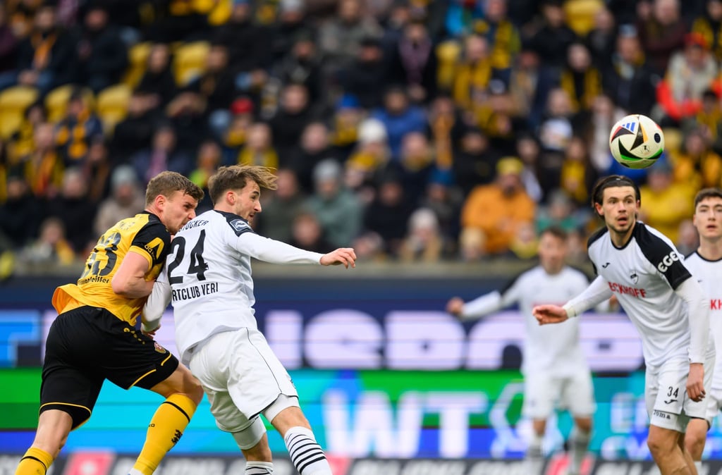 Christoph Daferner (l) brachte Dynamo Dresden in Führung