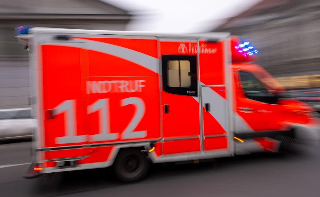 Der mutmaßliche Einbrecher kämpft im Krankenhaus um sein Leben. (Symbolbild)