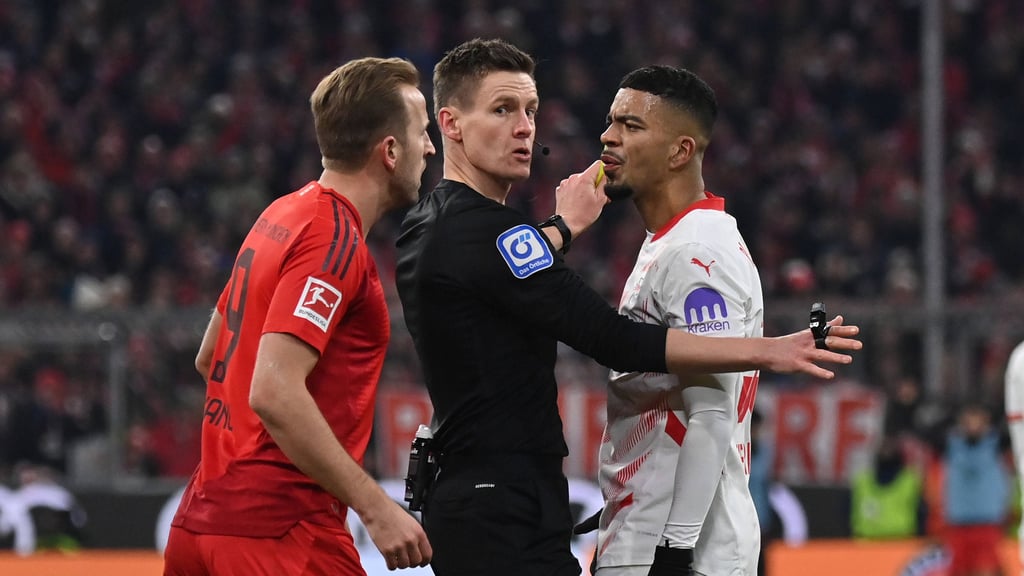 Schlichter: Daniel Siebert zwischen Harry Kane und Benjamin Henrichs.