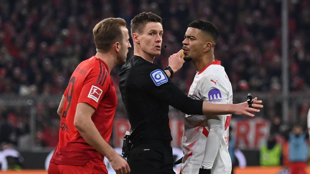 Schlichter: Daniel Siebert zwischen Harry Kane und Benjamin Henrichs.