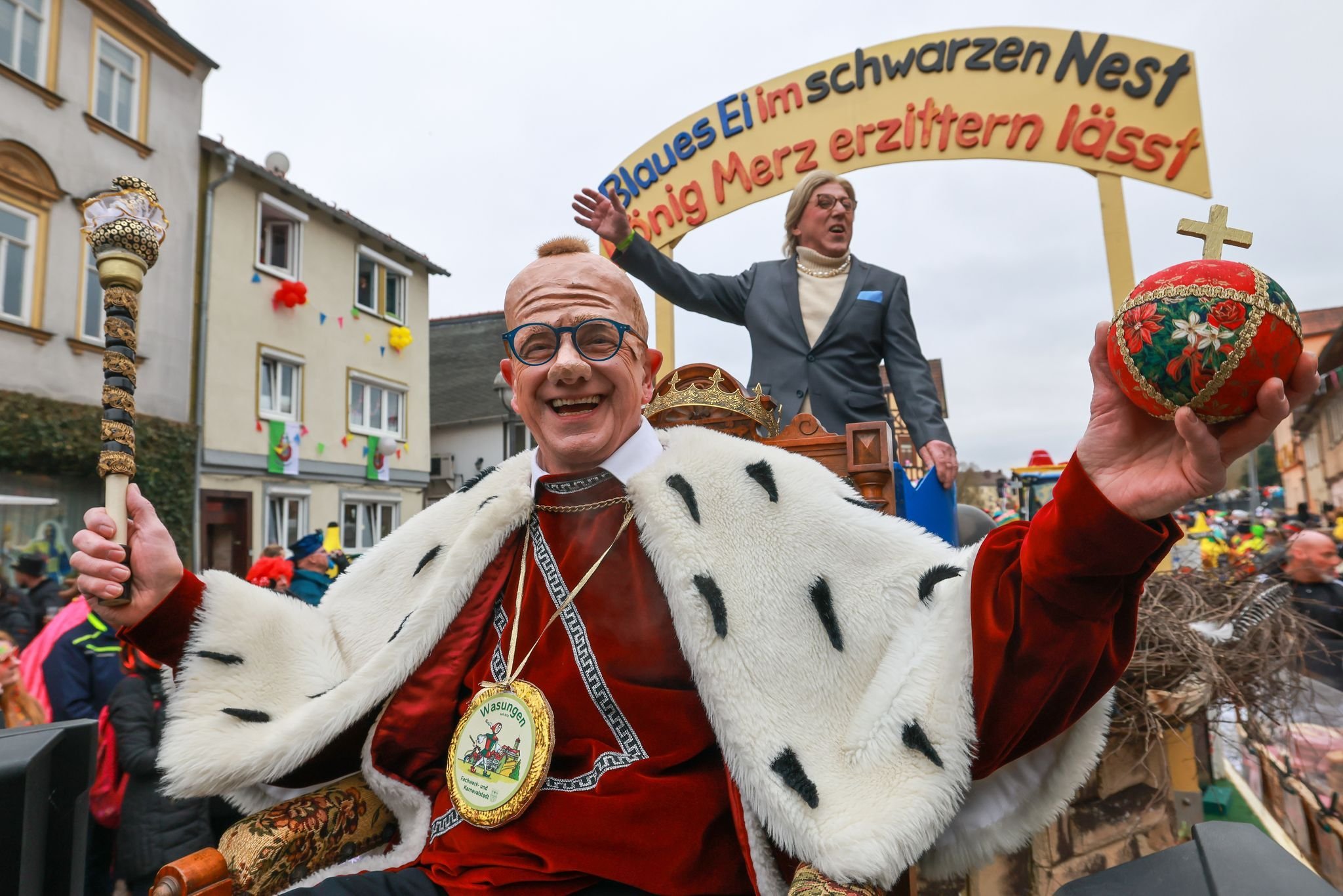 Faschingsumzüge Tausende Menschen feiern ausgelassen Straßenkarneval