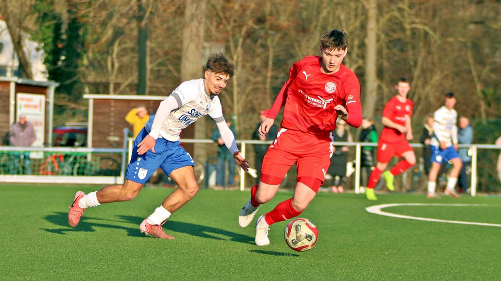 Bruo Weick (links) vom VfB Sangerhausen erzielte in Staßfurt einen lupenreinen Hattrick.