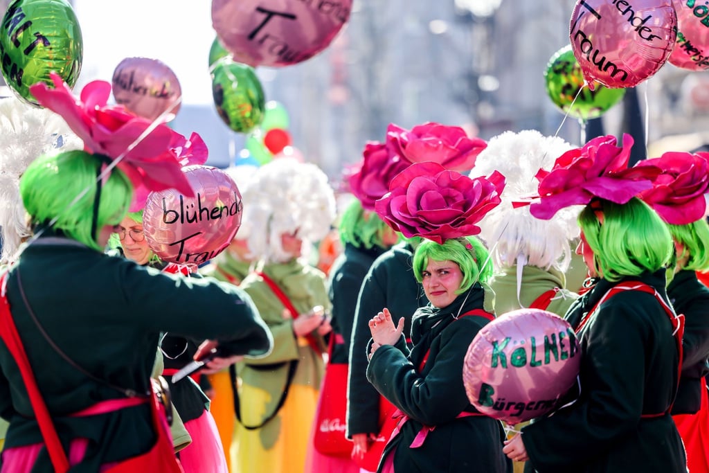 Einen Tag vor Rosenmontag ziehen traditionell die „Schull- und Veedelszöch“ durch Köln.