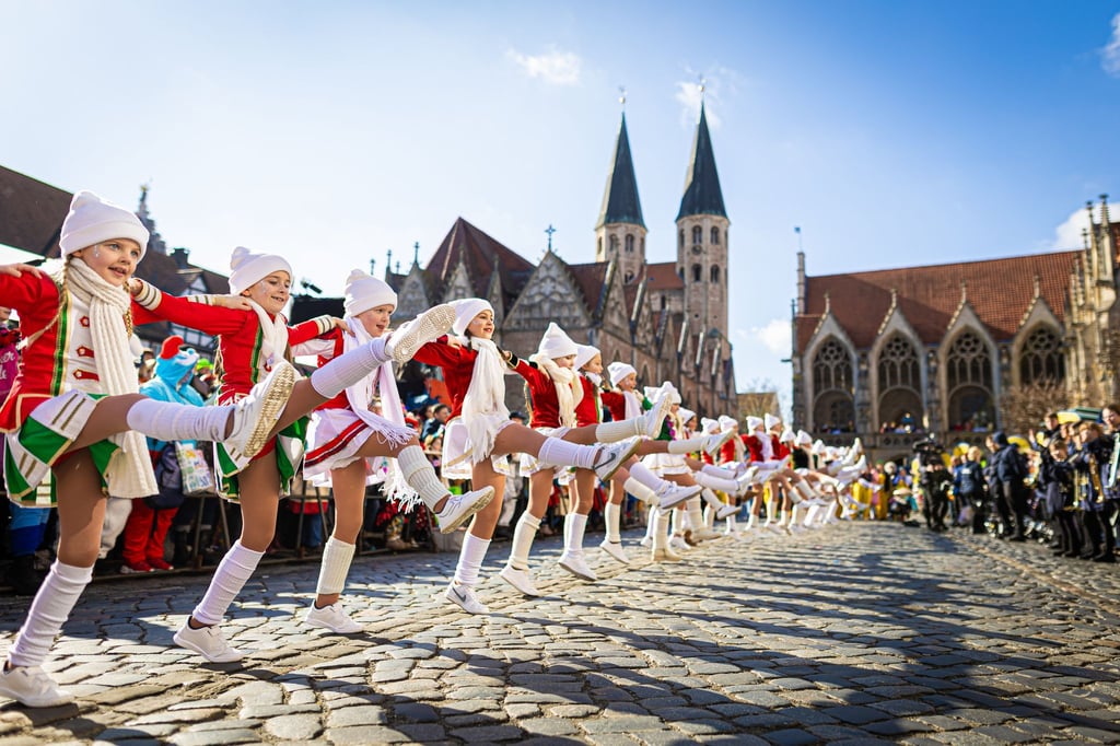 Rund 5.000 Aktive sind beim Karnevalsumzug „Schoduvel“ in Braunschweig dabei.