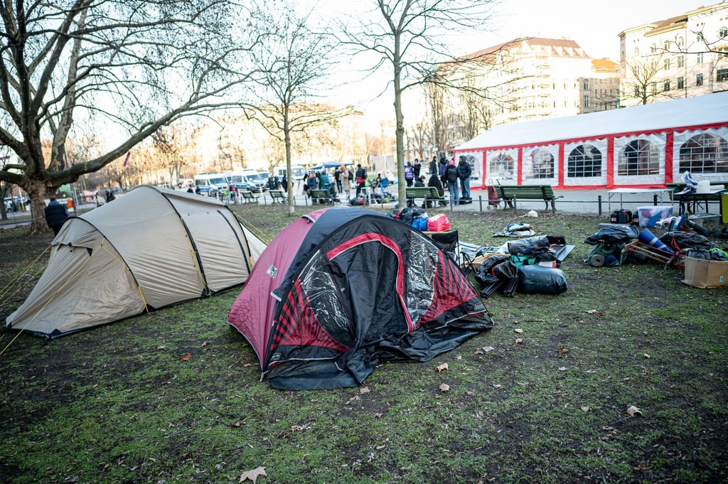 Gut ein halbes Dutzend Zelte steht bereits auf dem Oranienplatz in Berlin-Kreuzberg. Die Veranstalter gehen davon aus, dass es noch mehr werden.