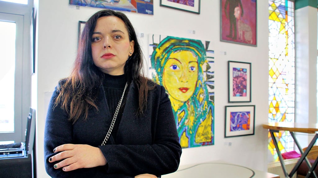 Die deutsch-ukrainische Künstlerin Valeria Lieberman vor einem ihrer Gemälde in der Passage 13 in Halle. Sie hat Angst um ihr Heimatland.