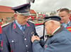 Im Auftrag des Deutschen Feuerwehrverbandes steckte Lothar Meyer, Vorsitzender des Kreisfeuerwehrverbandes, Hans-Ulrich Robitzsch das Feuerwehr-Ehrenkreuz in Silber an. 