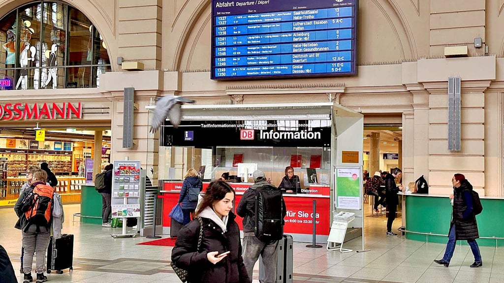 Blick in die Haupthalle des Hauptbahnhofs in Halle: Noch spielt die Vollsperrung bei den Informationen dort keine Rolle. Mitte März fahren jedoch tagelang keine Züge.