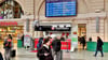 Blick in die Haupthalle des Hauptbahnhofs in  Halle: Noch spielt die Vollsperrung bei den Informationen dort keine Rolle.