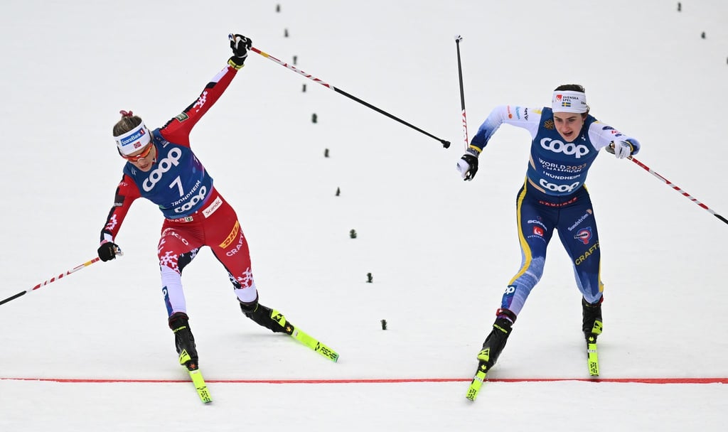 Packendes Finale: Therese Johaug (l) muss sich Ebba Andersson geschlagen geben.